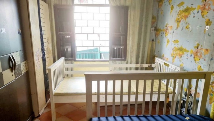 Cho thuê nhà nguyên căn ngõ 192 Lê Trọng Tấn, 50m2x3 tầng.4 ngủ. 12 triệu - cho ở nhóm, hộ GĐ, VP